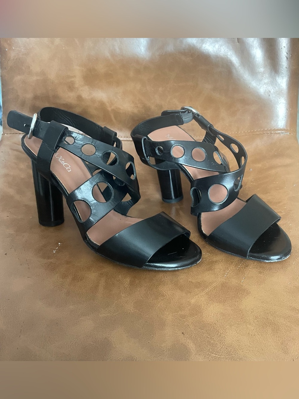 Max&Co Vero Cuio Women’s Black Open-Toe Cutout Round Heel Sandals